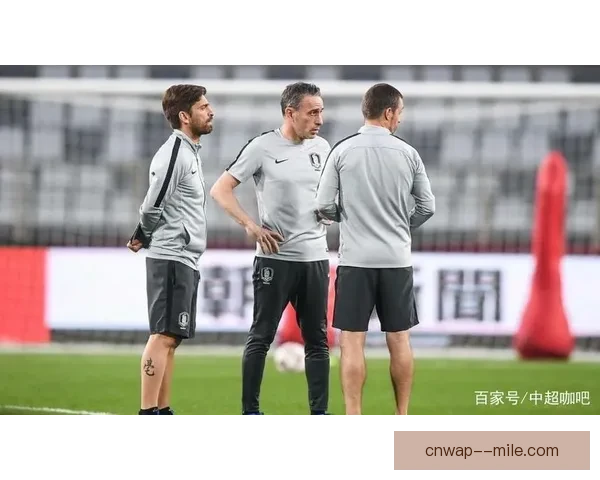 孙兴慜比赛前向看台韩国球迷致意传递温暖与力量 孙兴慜比赛前向看台韩国球迷致意传递温暖与力量