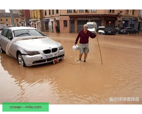 西班牙暴雨席卷瓦伦西亚 足球比赛因恶劣天气推迟举行